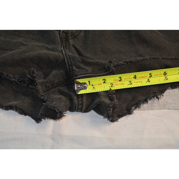 Levi's 501 Original Fit high-rise denim shorts - Picture 3 of 7